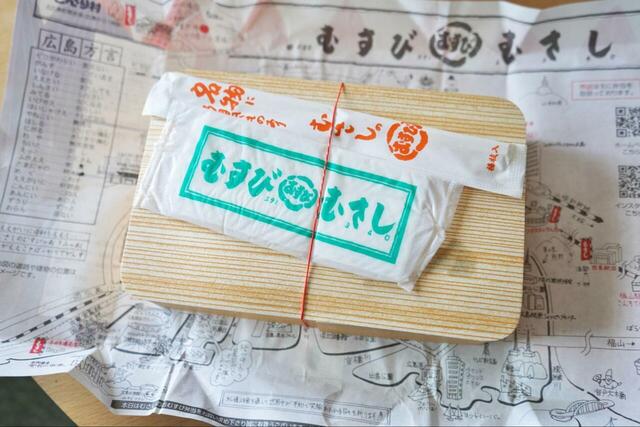 【広島県民がおすすめするお弁当『むすびのむさし』】お弁当は包装紙に包まれていて、箸とおしぼりが中に付いています。