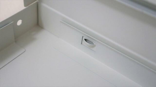 【IKEA クヴィッスレ レタートレイ】「バチン！」と音がするまで穴にはめ込む