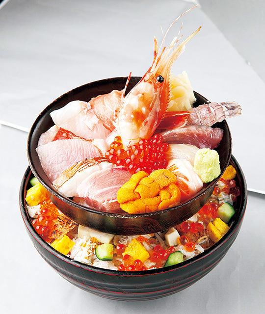 刺身BAR 河岸頭（築地市場 場外） 築地場外丼 3000円 2段の丼の上段が「場内」、下段が「場外」をイメージして盛り付けた、超豪華な丼。