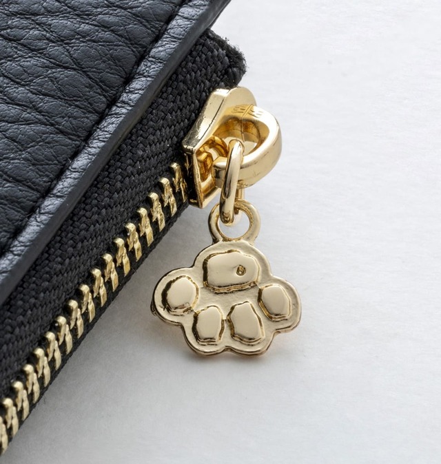 【『SNOOPY YEAR OF THE SNAKE COMPACT WALLET BOOK BLACK』（宝島社）】スヌーピーの肉球形のファスナートップ