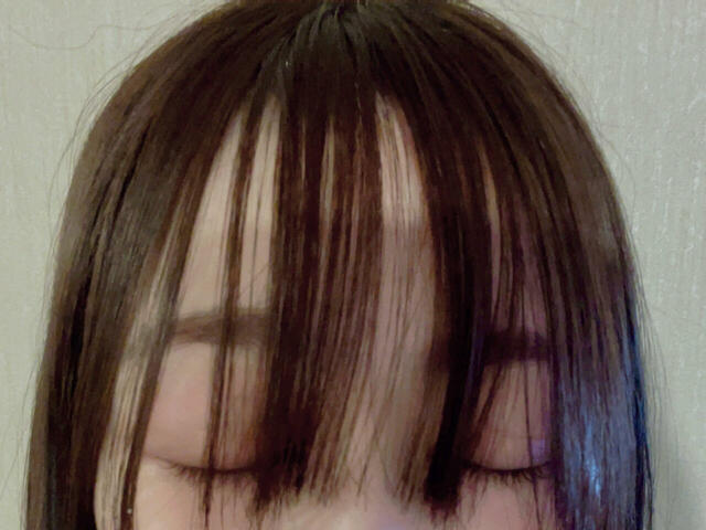 濡らして乾かした状態の前髪。まっすぐでふんわり感は皆無です
