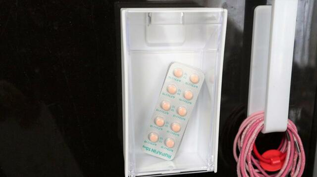 【セリア マグネットスイングケース】飲み忘れ防止で、薬を入れて冷蔵庫に