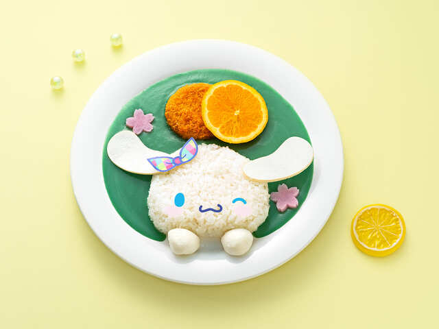 シナモロールをモチーフにした「爽快!春のごちそうメンチカレー」