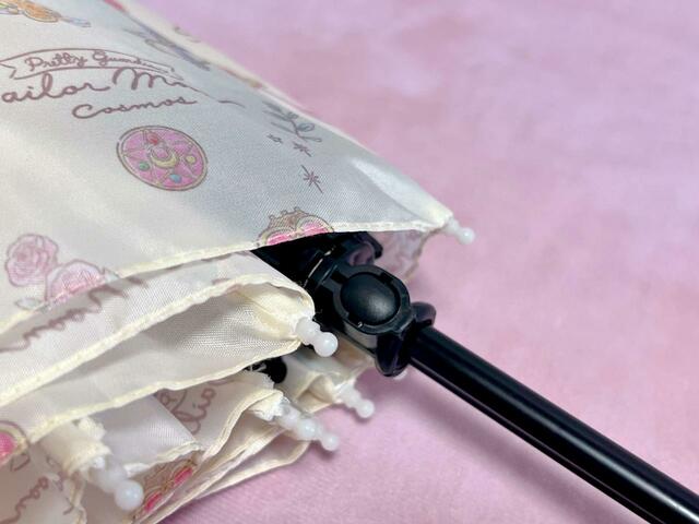 【3COINS×セーラームーン】開閉時に指を挟みにくいように、プラスチックカバーがついています！