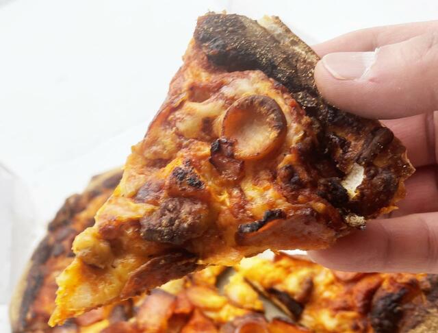 「今日はピザ！」……そんなときは遠慮せずガッツリ系をいただきたいもの。特に惹かれる「肉推しピザ」を「ピザハット」「ドミノピザ」「ピザーラ」3社で食べ比べ