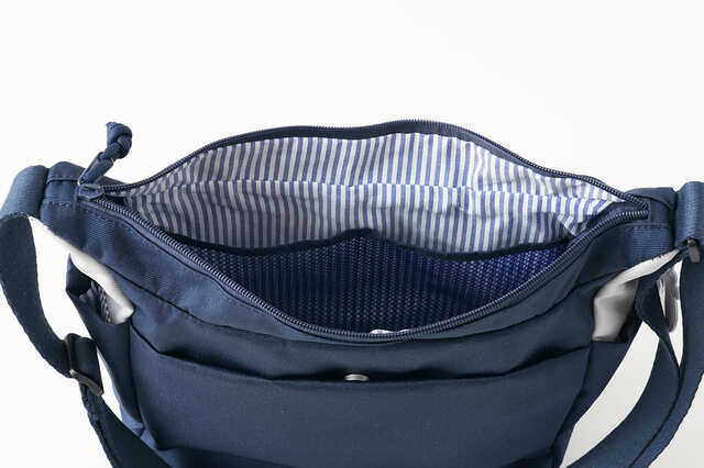 【moz「10ポケット ショルダーバッグ」】内ポケットも充実！内外合わせて10ポケット