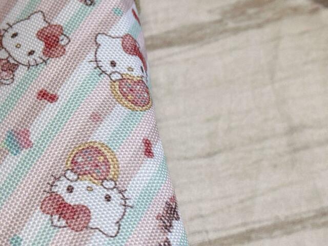 【しまむら ペットボトルホルダー（ハローキティ）】素材はマットな質感のポリエステル素材。一見コットンキャンバスのようにも見え、プチプラでもチープに見えないのがGood！