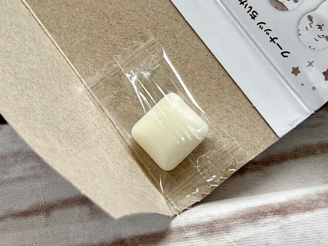 厚紙の中にソーダ味のチューイングガムが入ってます♪