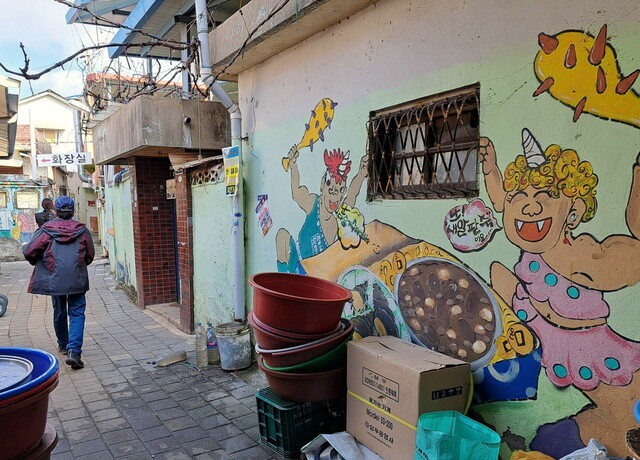 【韓国で行きたい都市・全州 vol.2】あずき粥の店の前には、鬼があずき粥の前で小躍りするイラストが