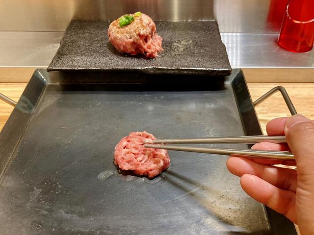 ハンバーグを薄くのばす。これが『花ハン』流焼肉スタイル
