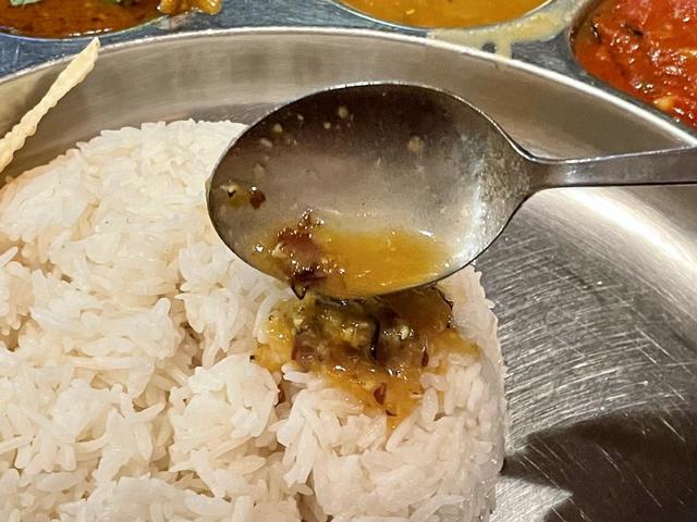 【ネワーダイニング】手で食べたほうがうまいはずだが、なれないと難しい