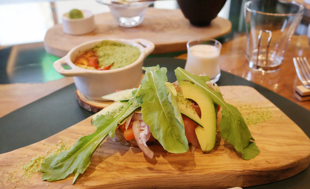 「苔モーニング」アボカドとルッコラのオープンサンド、バジルスープ、キウイヨーグルトなど、ほぼ全メニュー“緑”が使われています