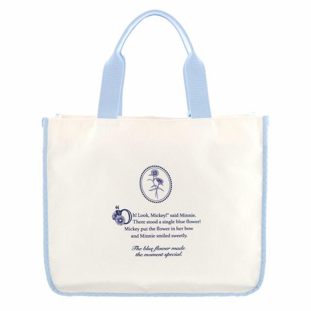 トートバッグ 5,900円｜サイズ：（本体）高さ約35×幅約42×マチ約15cm（ポーチ）縦約12×横約10cm｜東京ディズニーリゾート「Disney Blue Ever After」グッズ｜発売日：2023年5月25日（木）｜販売店舗：東京ディズニーランド「ディズニー＆カンパニー」、東京ディズニーシー「ベッラ・ミンニ・コレクション」