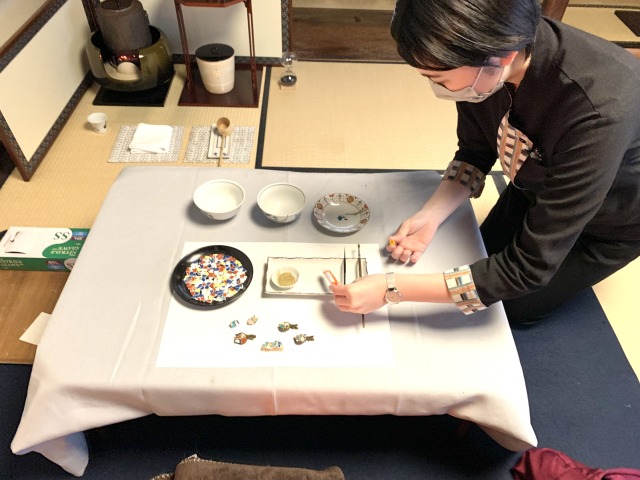 茶室の中で金継ぎ体験