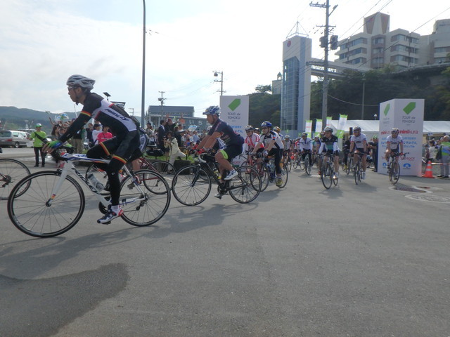 ツール・ド・東北2015/号砲とともに出場者が一斉スタート