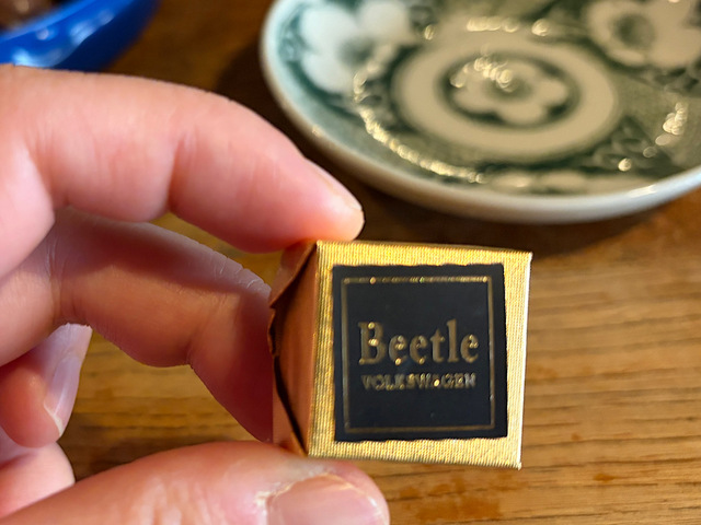 【モロゾフ×ビートル　ツールキット】金色のビートルロゴがあしらわれた紙に包まれたストロベリーチョコレート