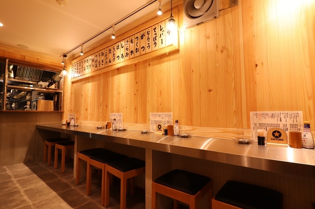 木目を基調としたスタイリッシュな店内。