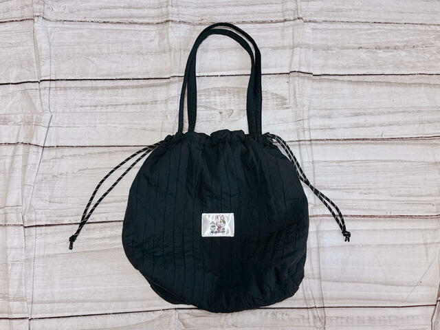 ストラップは取り外しできない設計ですが、トートで使う場合はバッグの中に入れてしまえば気になりません♪【しまむら限定】「フェアリーラビットデザイン」シリーズ新作『2WAYトートバッグ（ハローキティ）』