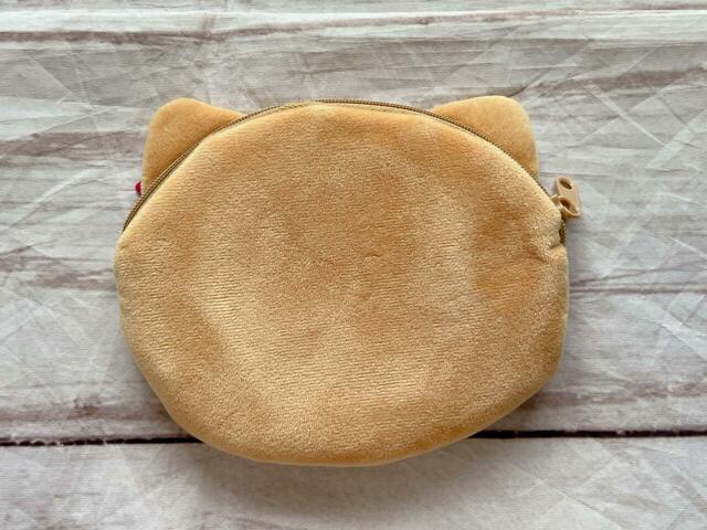 バックはキティちゃんのお顔の後ろ姿です