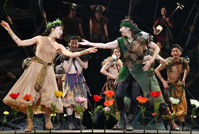 音月桂と堂本光一（手前）　ミュージカル『ナイツ・テイル ー騎士物語』ゲネプロより