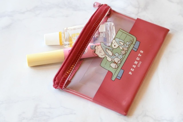 【ファミリーマート×PEANUTS】《キャンペーン第1弾「フラットポーチ」》リップや目薬など小物を入れるのにもぴったり