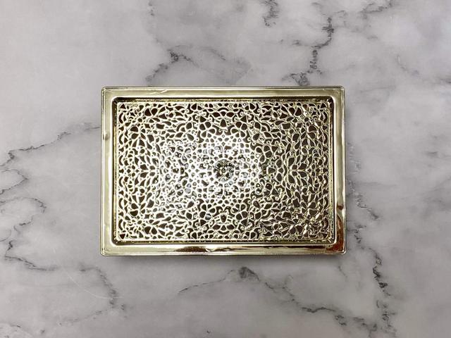 『THREEPPY（スリーピー）』レース模様のゴールドの蓋がキュート