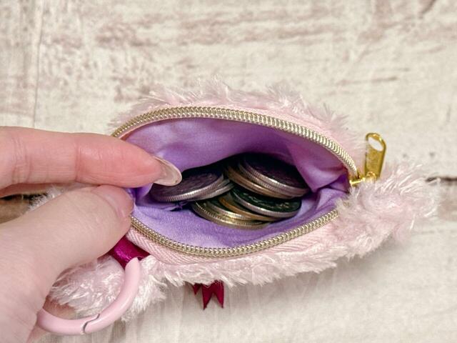 内側は大人かわいいラベンダーカラー。コインケースとして使ってもOK！