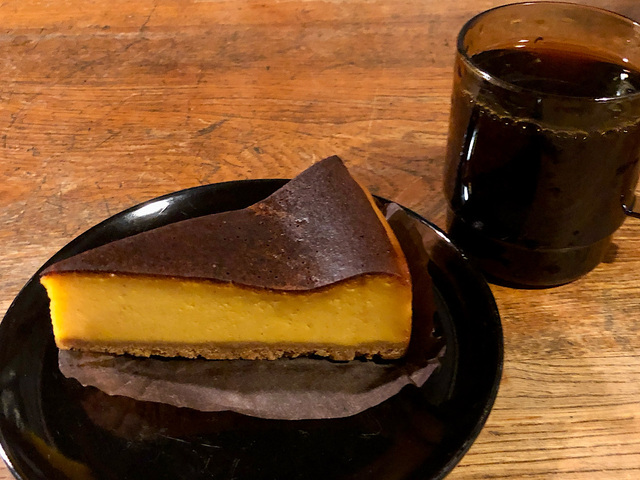 【スターバックスコーヒー　パンプキンバスクチーズケーキ】コーヒーを淹れてお家カフェタイムを満喫します♪