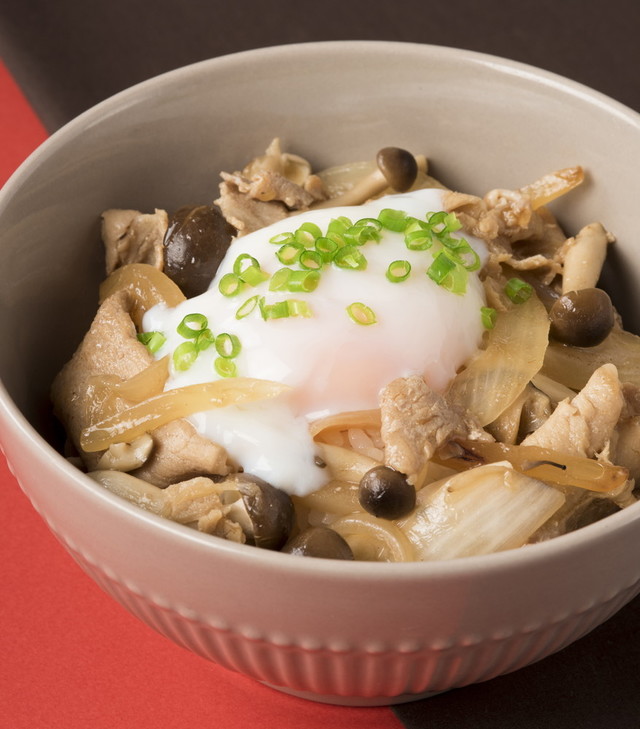 ■AROUND TABLE [1F] ポークジンジャー丼～半熟卵のせ～ 961円（税込）