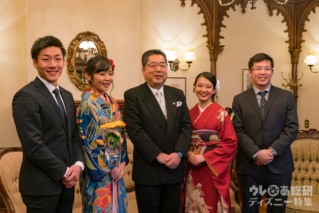 成人式実行委員（左から）小沢光葵さん、内田帆南さん、内田浦安市長、田中里奈さん、町田直弥さん