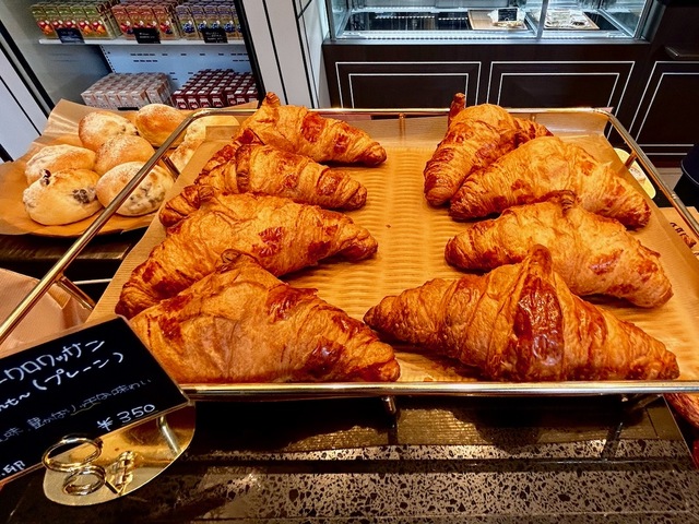 【レストラン ル ボヌール】「ブーランジェリー ル サンク」に並んでいたクロワッサン