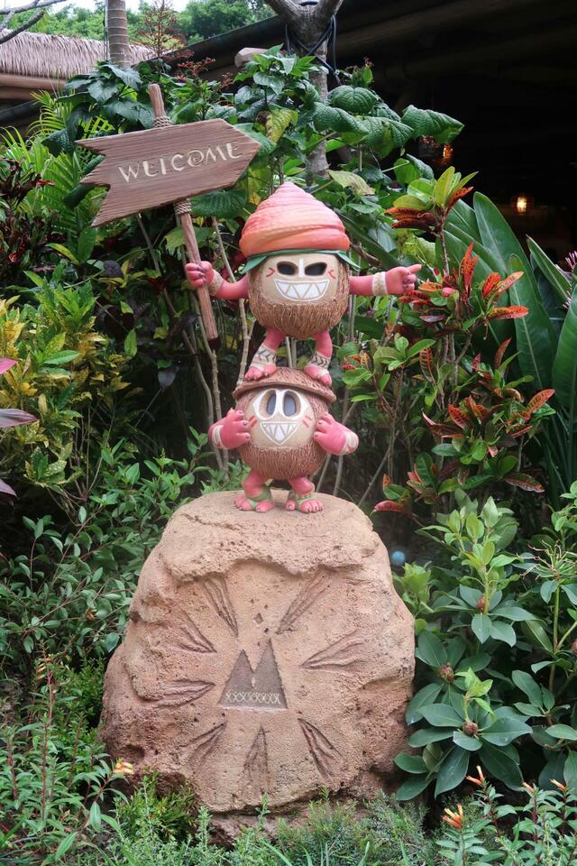 香港ディズニーランド　のレストラン「ウェイファインダーズ・テーブル」前のカカモラのプロップス