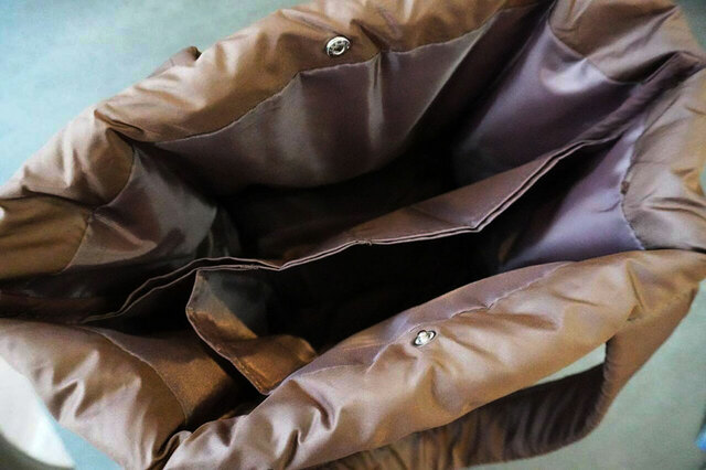 ブラウンの生地で中が見やすい