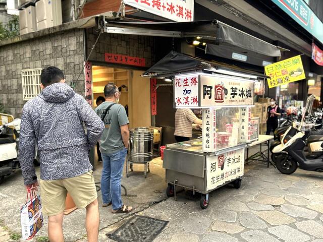 【台湾食べ歩きの旅 #5 】礁溪の街なかで見かけたアイスクリームの屋台。「芋」や「花生（ピーナッツ）」の文字に惹かれて並んでみる