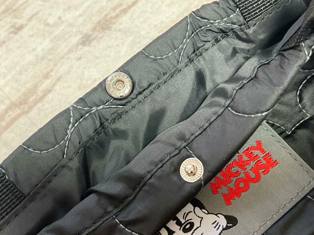 口にはスナップボタン付きで安心