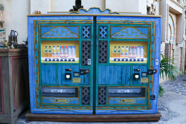 ペットボトル飲料販売機（アブーズ・バザール横）