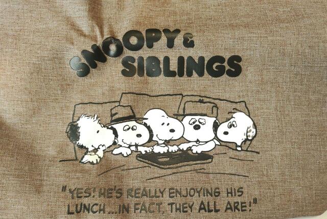 スヌーピー＆きょうだいのイラストに癒される♪【スヌーピーのくるくる丸めてサイズ調整できる保冷バッグ『SNOOPY（スヌーピー）2WAY COOLER BAG BOOK』価格：2,530円（税込）】