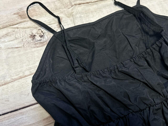 背面にゴム入りなため、ファスナーなどはなくても着脱が可能