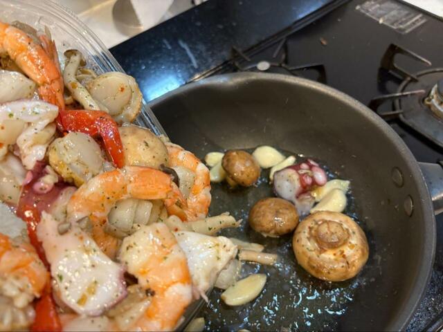 【コストコ シーフードアヒージョ】ローズマリーを取り出したら、あとは具材を入れて10分煮るだけ