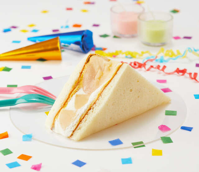 【3周年記念商品】パティスリー キハチ「キハチトライフルフルーツサンド 桃」1個 1,400円　販売期間は8月1日～8月15日（数量限定）