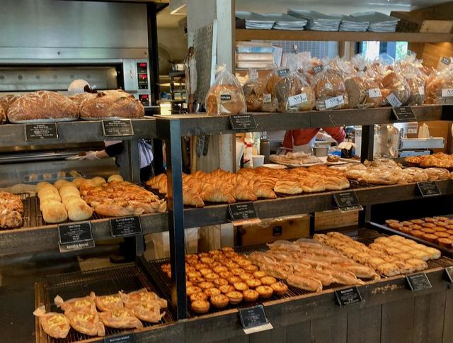 おいしそうな焼き立てのパンが並ぶ店内／No.4