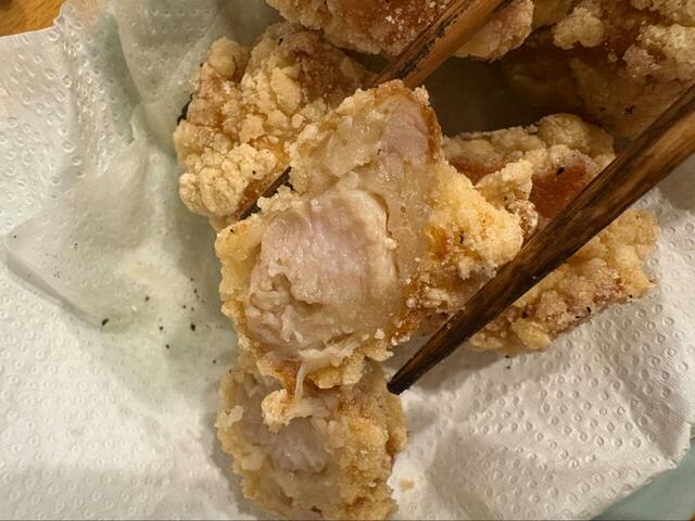 【コストコ 若鶏の竜田揚げ】半分に割ると中はしっとりジューシー♪肉汁がじゅわっとあふれ、満足度の高い一品です！