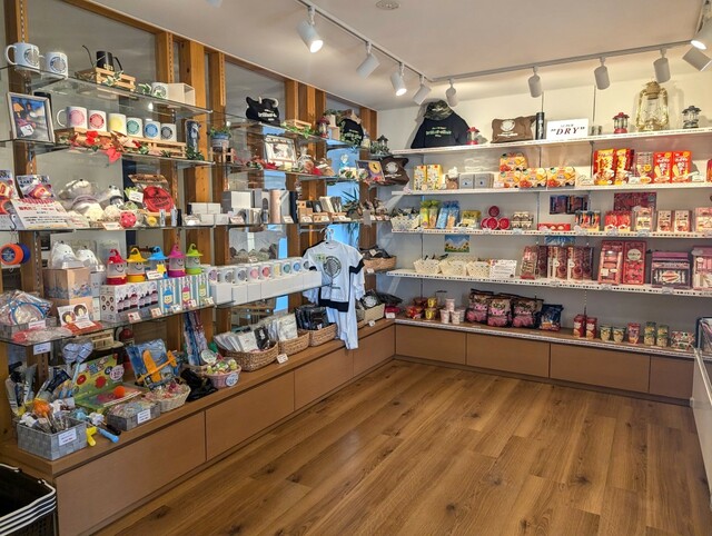 【ブリリアントヴィレッジ日光】フロント隣にはグッズやお菓子、ドリンクなどが買えるショップがある