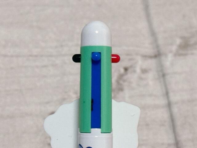黒・赤・青の3色ボールペンで実用性も抜群！