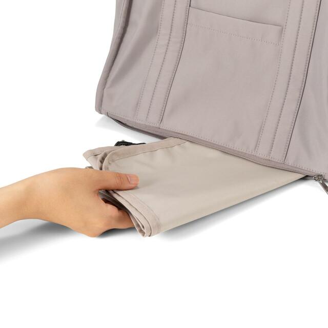 ワークマン　高撥水マルチシートインマザーズ2WAYトートバッグ　防水シートは底部分に収納されています