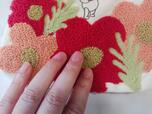 さがら織のお花は、ぬいぐるみのような手触り♪