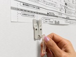【無印良品 壁に付けられる家具箱】取付用ガイドに沿って、付属の脱着工具のみで金具を取り付けます