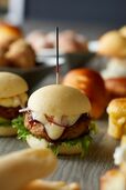 肉汁溢れるハンバーグ×特製ホワイトバンズで作る”TERIYAKI”ハンバーガー