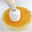 たいよう自慢の「濃厚な九州産純生クリーム」を絞る。【お菓子のたいようのビッグパフェ3種】