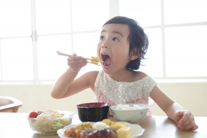 しつけ 遊び食べ を止めさせる方法 食べ物をおもちゃにするのは理由があった 1 2 ハピママ